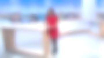 La robe fourreau rouge à manches courtes de Émilie Tran Nguyen dans 12/13 du 30.01.2019