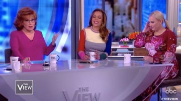 Ted Baker London Esperan Serenity Contrast Vestido de falda plisada usado por Meghan McCain en The View 29 de enero de 2019
