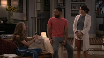 L'Agence Solana, Haut-Lieu Bande Latérale de Jeans pattes porté par Shannon (Odessa Adlon) en Fam S01E04