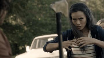 City Tee en Walcott Stripe of Blink (Jamie Chung) en The Gifted (S02E04)