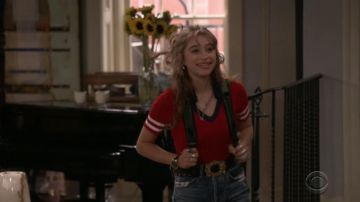 Forever 21 rouge Côtelée Chandail en Tricot Varsity Haut porté par Shannon (Odessa Adlon) en Fam S01E04