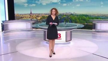 El vestido de cartera de falda plisada negra karen Millen de Marie-Sophie Lacarrau en Le journal de 13H en france 2 el 30.01.2019
