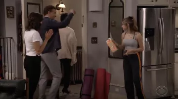 Aviateur de la Nation la Bande Survêtement porté par Shannon (Odessa Adlon) en Fam S01E02