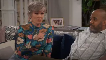 VIVETTA Women's Homer Floral Mock-Turtleneck Top worn by Bonnie (Stephnie Weir) in Happy Together (S01E11)