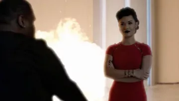 Coupe-Volant Ourlet Robe Fourreau de Reeva Payge (Grâce Byers) dans Le Surdoué (S02E11)