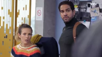 Suéter a rayas de Lucie (Lorie Pester) en Tomorrow Belongs to Us E370