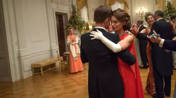 Les gants blancs de Jackie Kennedy (Natalie Portman) dans Jackie