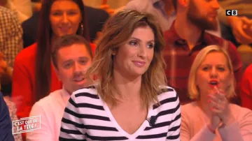 The V neck Sweater with stripes and bow on the back of Caroline Ithurbide in It is that of the tv ! the 30/01/2019
