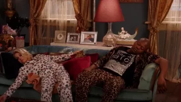 Olivia von Halle Lila Yolanda PJ Set usado por Jacqueline White (Jane Krakowski) en Unbreakable Kimmy Schmidt (S04E02)