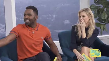 PS Paul Smith Camisa polo naranja cebra recortada a rayas usada por Justin Sylvester en E! Noticia