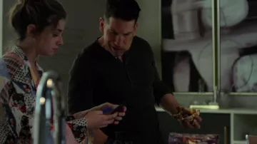 El suéter gris usado por Frank Castle (Jon Bernthal) en The Punisher S02E05 de Marvel