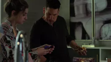 Le pull gris porté par Frank Castle (Jon Bernthal) dans Marvel's The Punisher S02E05
