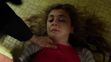 The t-shirt with stripes worn by Amy Bendix (Giorgia Whigham) in Marvel's The Punisher S02E08