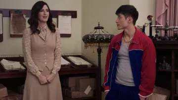 Le survêtement rouge et bleu de Jason Mendoza (Manny Jacinto) dans The Good Place S03E10
