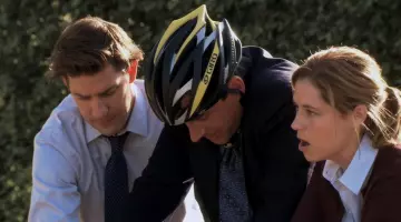 Le casque de velo Giro de Michael Scott (Steve Carell) dans The Office (US) S07E05