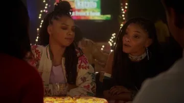 Paon Paradis de Point de Croix Blouson porté par Zoey Johnson (Yara Shahidi) adultes-ish (S02E05)