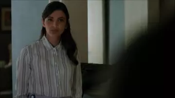 La chemise rayures verticales portée par Krista Dumont (Floriana Lima) dans Marvel's The Punisher S02E06