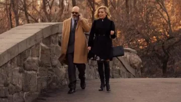 Alexander McQueen Double Breasted Folded Drape Coat usado por Jacqueline White (Jane Krakowski) en Unbreakable Kimmy Schmidt (S02E12)