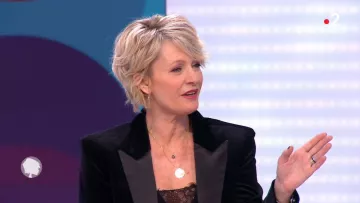 Chaqueta de terciopelo de cuello satinado de Sophie Davant en el programa C'est au del 16/01/2019