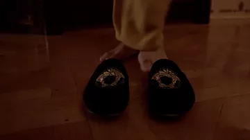 Les chaussons mules Versace à imprimé Medusa de Gianni Versace (Edgar Ramírez) dans American Crime Story: The Assassination of Gianni Versace S02E01
