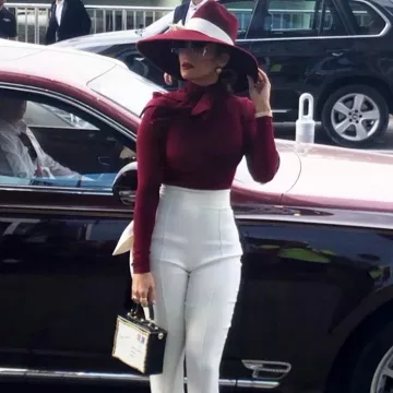Le chapeau bordeaux Gucci de Jennifer Lopez sur son compte Instagram @jlo