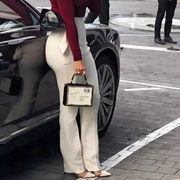 Le pantalon blanc Toni Maticevski de Jennifer Lopez sur le compte Instagram @jlo