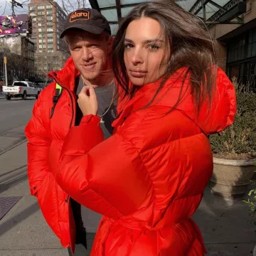 La doudoune rouge Ienki Ienki de Emily Ratajkowski sur son compte Instagram @emrata