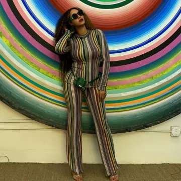The pants multi-colored striped Marques' Almeida worn by Beyoncé on her account Instagram @beyonce