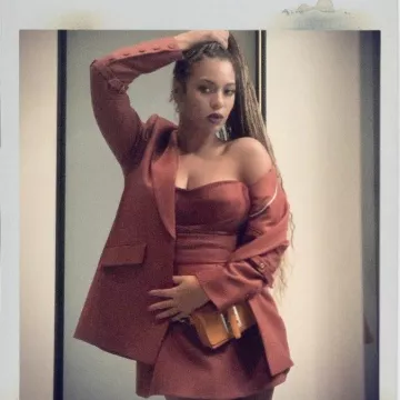 The strapless Jonathan Simkhai red plaid of Beyoncé on her account Instagram @beyonce