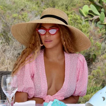 The pink top Lisa Marie Fernandez Beyoncé on her account Instagram @beyonce