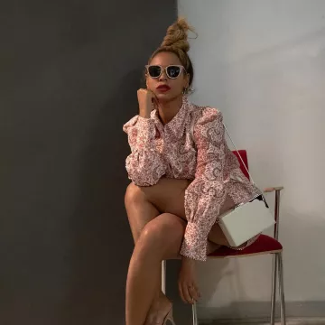 The hand bag white Calvin Klein Beyoncé on her account Instagram @beyonce