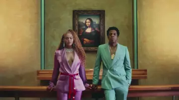 Le blazer rose en soie Peter Pilotto porté par Beyoncé dans son clip APES**T - THE CARTERS