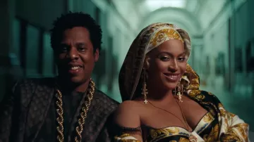 The scarf print baroque Versace to Beyoncé in her video clip APES**T - THE CARTERS