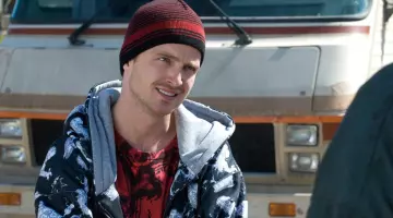 Le bonnet rayé rouge et noir de Jesse Pinkman (Aaron Paul) dans Breaking Bad S02E05