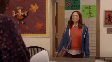 Ann TaylorBumble Abeille Soie Parfait Shirt porté par Kimmy Schmidt (Ellie Kemper) dans Unbreakable Kimmy Schmidt (S02E06)