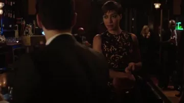 Alexander McQueen Vestido bodycon estampado con cremallera usado por Lucca Quinn (Cush Jumbo) en The Good Fight (S01E02)