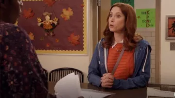 BDG chez Urban Outfitters Drapey Veste à Capuchon porté par Kimmy Schmidt (Ellie Kemper) dans Unbreakable Kimmy Schmidt (S02E05)