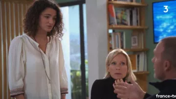 Blusa ecru de Emma (Pauline Bression) en Plus belle la vie S15E3699