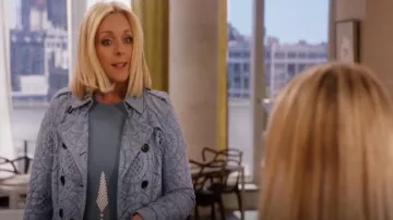 Alexander McQueen Intarsia Skater Vestido usado por Jacqueline White (Jane Krakowski) en Unbreakable Kimmy Schmidt (S03E09)