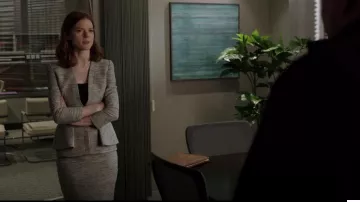 Alexander McQueen Fold Peplum Jacket usado por Maia Rindell (Rose Leslie) en The Good Fight (S01E06)