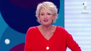 Suéter rojo brillante de cuello en V de Sophie Davant en el programa C'est au LE 01.02.2019