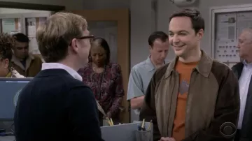 Le t-shirt orange Batman de Sheldon Cooper (Jim Parsons) dans The Big Bang Theory S12E14