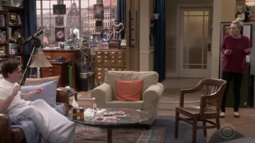 Le pull rose violet Theory de Penny (Kaley Cuoco) dans The Big Bang Theory S12E14