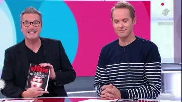 Le pull marin boutonné épaule de Damien Thévenot dans C'est au programme le 01.02.2019
