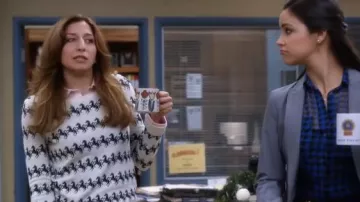 Suéter de punto French Connection Horse usado por Gina Linetti (Chelsea Peretti) en Brooklyn Nine-Nine (S01E03)