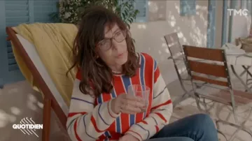 The sweaters in stripes of Valerie (Nora Hamzawi) in Double lives