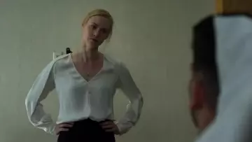 La blouse blanche portée par Karen Page (Deborah Ann Woll) dans Marvel's The Punisher S02E11