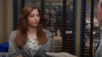 BDG chez Urban Outfitters Imprimé scoopneck té de Boston Visages porté par Gina Linetti (Chelsea Peretti) dans Brooklyn Nine-Nine (S01E07)