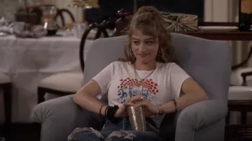Re/Fait Sœurs du Monde de Coton Imprimé T-Shirt porté par Shannon (Odessa Adlon) en Fam S01E05