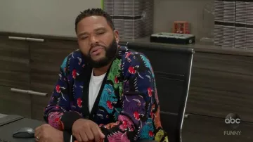 Bleu Allover Panthère Cardigan en Laine porté par Andre "Dre' Johnson (Anthony Anderson) black-ish (S05E06)